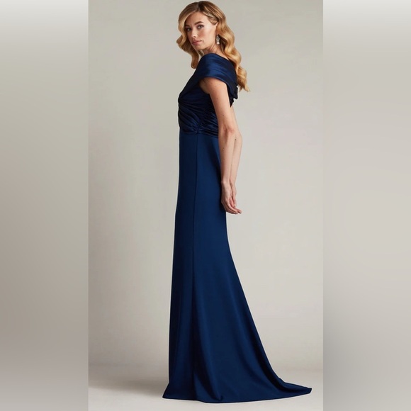 Tadashi Shoji BENZ PLEATED PORTRAIT COLLAR GOWN in blue size large. NWT - Picture 5 of 12